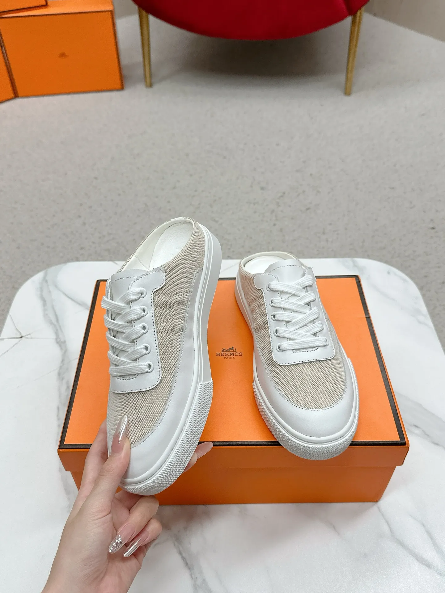 👟👟Ex-factory price 580👟👟 Men's size +10 [HERMES] H-lace slip-on sneakers, sneakers with empty back, white shoes, casual slippers and half-drags. 👉The craftsmanship is exquisite, and new products are released at the counter at the same time. Every detail of the shoes is made with special care, which is quite eye-catching. The elegant splicing elements highlight the good temperament! 🔻Fashionable fly woven lace-up method adds a casual atmosphere and exquisite lines, which can better reflect the family-style design language and intersperse exquisite lines. ✨✨The upper is made of imported cow suede/imported canvas, the lining is made of imported mixed sheepskin, and the original custom-made rubber outsole. 🐎Size: 35-40 for women, 39-44 for men (41 for women, 45 for men, can be customized, non-refundable)